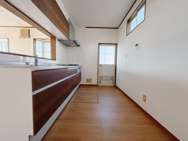 ■キッチン｜ワークトップの幅が広く、お子様といっしょにお料理をつくったり、ちょっとしたパーティーも楽しめます。フラットなのでお掃除がしやすいのもポイントです♪
