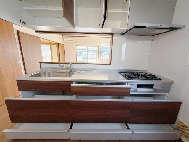 ■キッチン｜大きなお鍋や調理用具のも出し入れラクラクな収納がたっぷり！毎日使う場所だからこそ、無理のない姿勢で作業できるのは嬉しいポイントですね(*＾＾*)♪