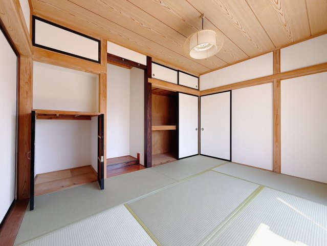 ■1階和室｜「続き間の和室」は子育て世代にこそ適しています。お子様のお昼寝スペースや、洗濯物をたたむのに便利です。客間やリビングの延長としても使えます。