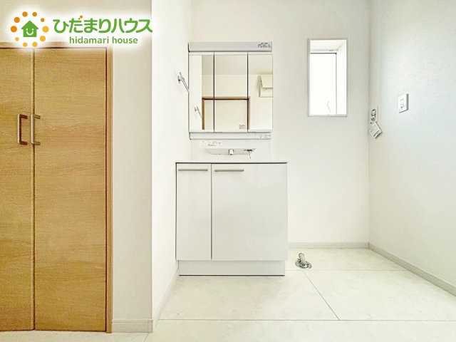 三面鏡は自分では見えにくいところまで見ることができるので、身だしなみを整える際などにはとても便利です(*^^*)