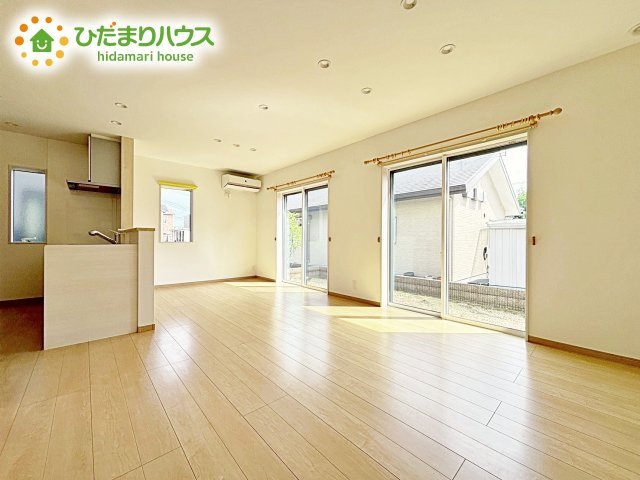 明るく開放的な空間が広がるLDK。室内には豊かな陽光が注ぎ込み、爽やかな住空間を演出。ホームパーティーでもゲストと一緒に料理を楽しみながら楽しい時間を過ごせそう。