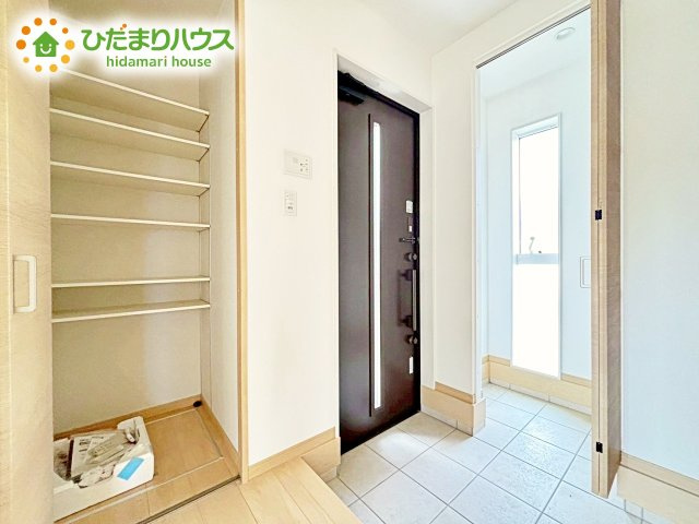 玄関はゆったりとした奥行き、幅を確保しており、お買い物帰りやお子様とのお出かけの際も安心です♪