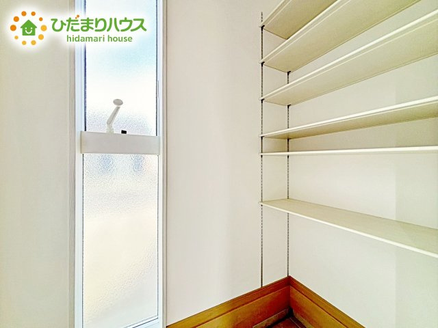 天井までの高さがあるタップリ玄関収納、姿見・小引き出し付きなのも便利