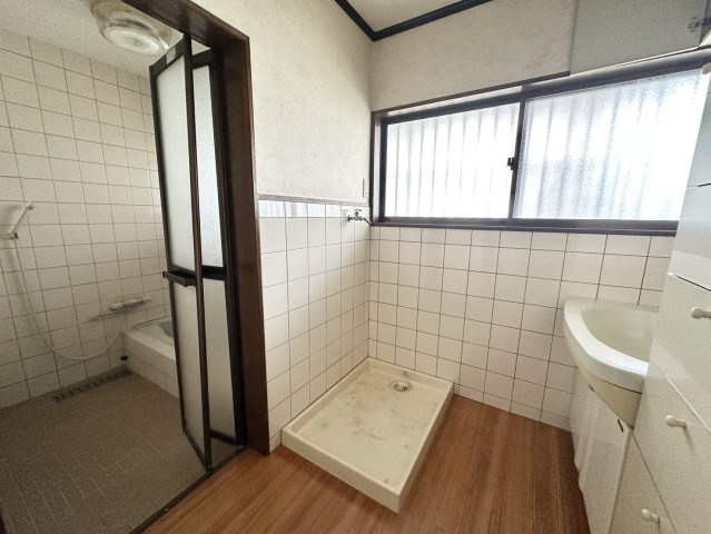 シンプルでスッキリとした洗面所です。目の前には窓があるため、空間が明るく掃除もしやすい環境となっております。