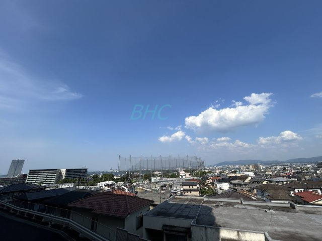 気持ちのいい空が見渡せる広いバルコニー