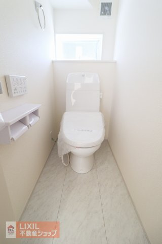 【トイレ】現地完成写真。温水洗浄暖房便座付き。