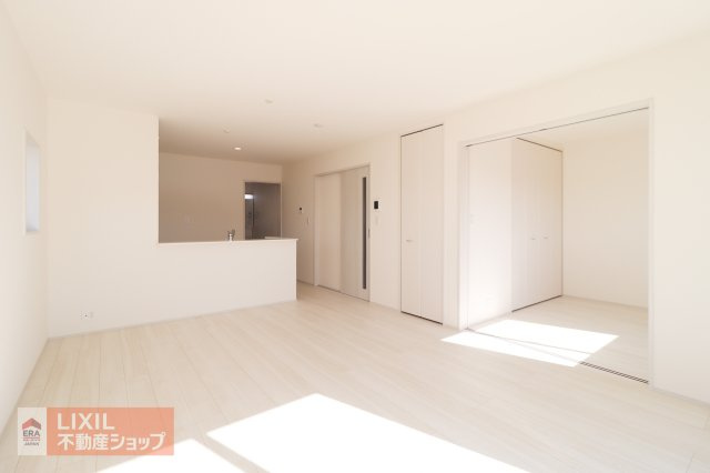 【リビングダイニング】現地完成写真。家族で過ごせるくつろぎの空間