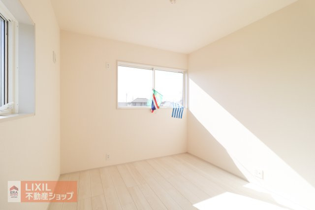 【寝室】現地完成写真。明るい採光の入る主寝室です。