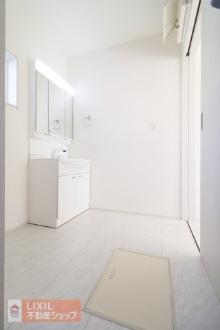【脱衣所】現地完成写真。洗面脱衣所はゆったりとしたスペースで使いやすいです。