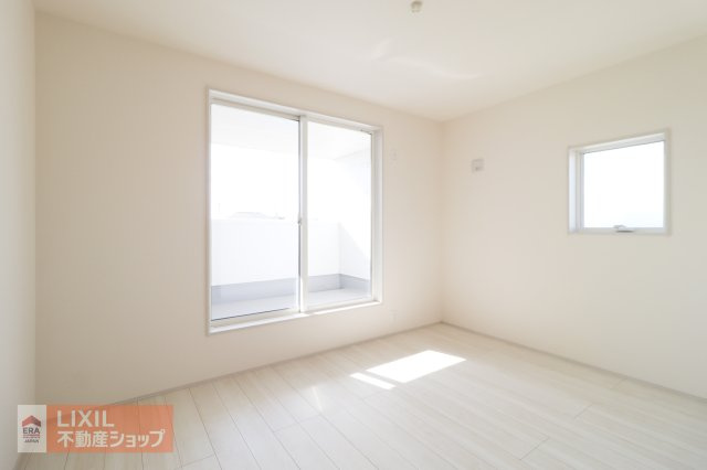 【洋室】現地完成写真。陽当たりや通風が心地よい洋室♪