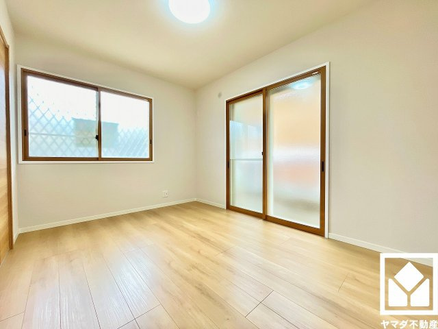 約6帖の1階洋室です。全居室2面採光。明るい陽光がたっぷり差し込む心地よい生活空間です。