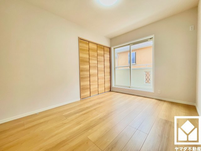 約6帖の2階東側洋室です。お子様のお部屋などにも丁度良い広さです。独立したお部屋なのでプライベートな時間をゆったり過ごせそうです。