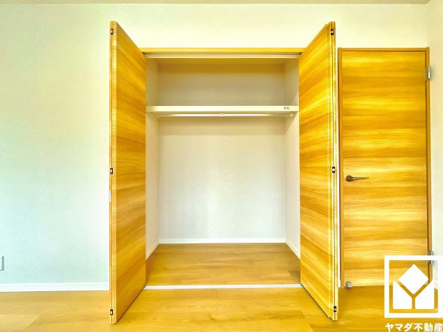 新たに家具を買わなくても良いので、ハンガーパイプ付きのクローゼットは嬉しいですね。