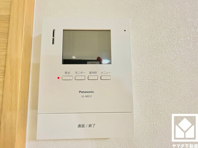 突然の来訪時にも防犯面で心強いモニター付きインターホンを設置。お留守番中のお子様も、室内からスムーズに相手の確認ができます。
