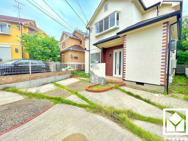 駐車スペースを並列2台分確保。重い荷物や雨の日の移動もスムーズで、快適なカーライフを実現。来客時にも便利です。