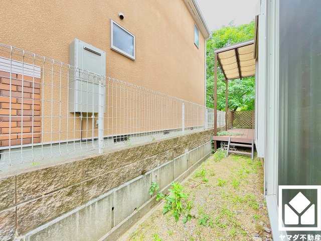 阪急バス「仁川植物園前」まで徒歩2分（約140m）の立地。日中の移動や週末のお出かけなど、ライフシーンに応じたスムーズな移動を叶える、ゆとりある住環境です。