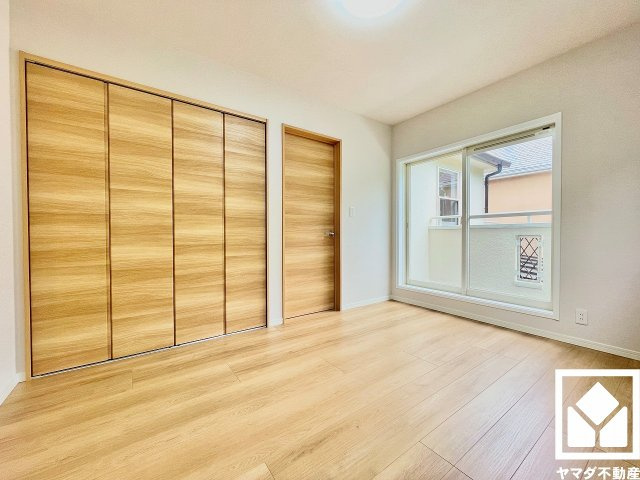 約6帖の2階西側洋室です。バルコニーにつながるお部屋で、通風・陽当たり良好。全居室フローリングでお掃除もラクラクです。