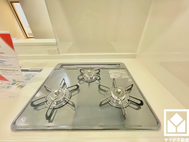 家族のごはん作りがはかどる。同時調理ができる3口コンロ付き。