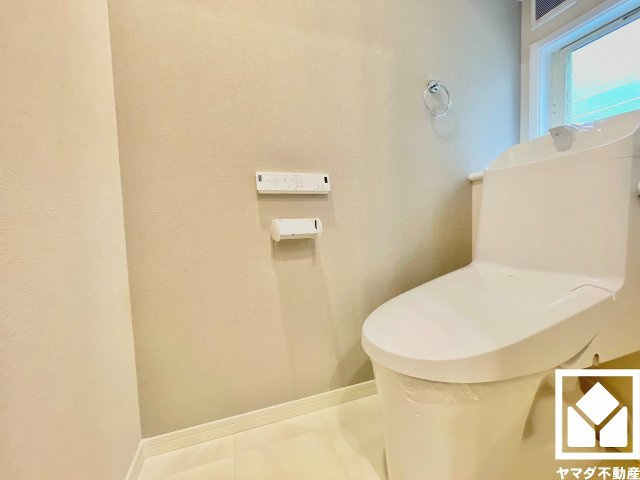 明るく清潔感溢れるトイレです。トイレが1階と2階にあるので、朝の忙しい時間帯も混雑を避けられます。