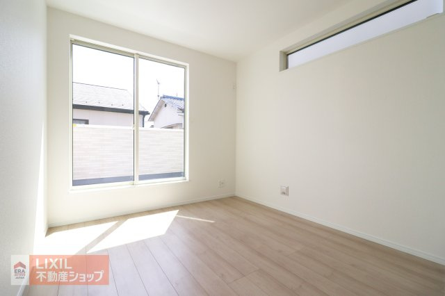 【寝室】現地完成写真。明るい採光の入る主寝室です。