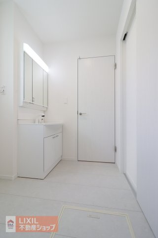 【脱衣所】現地完成写真。洗面脱衣所はゆったりとしたスペースで使いやすいです。