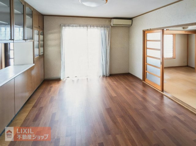 東の窓から光が差し込み明るいです（本画像はCG加工により家具・家財等を消去しています。実際の現況とは異なります。）
