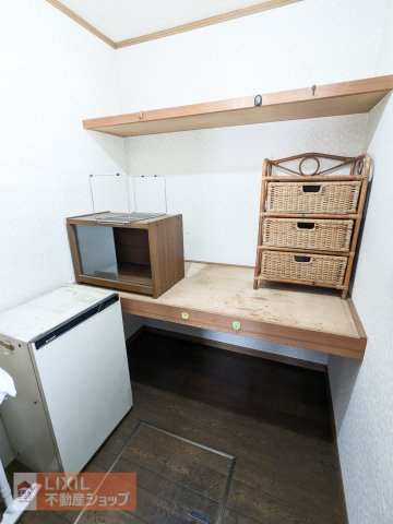 キッチン横の収納スペースです。パントリーにぴったりですね♪約2帖ございます。