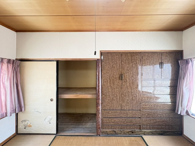 大容量の収納スペースを備えており、布団や衣類はもちろん、季節用品や趣味の道具までまとめて収納できます。造り付け収納と押入を組み合わせることで、お部屋を広くすっきりと使える点も魅力です。