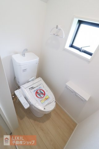 細かな温度調節ができ、清潔・快適に使用できる温水洗浄機能付トイレを採用しています。