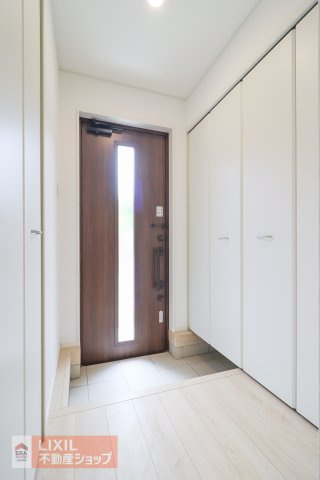 シンプルで飽きの来ないデザインの玄関。壁面収納にすることで全体的にすっきりとした印象です。