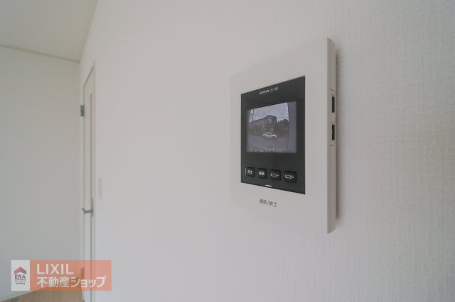 モニター付きインターホンです。玄関まで行かずに訪問者の姿を確認できるだけでなく、防犯にもつながるとても便利なアイテムですね。