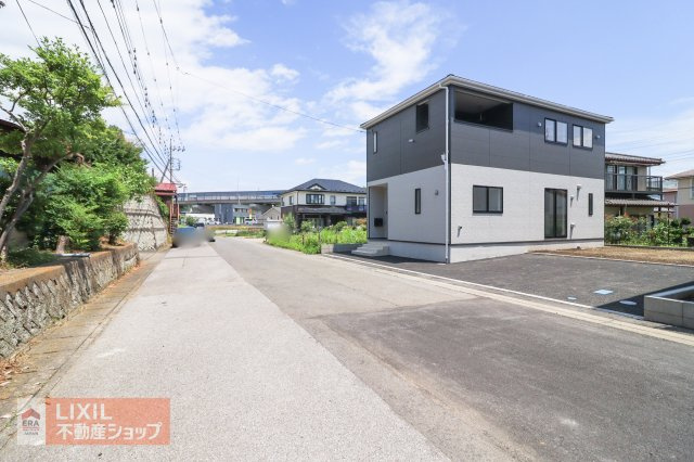 見通しが良く開放感のある前面道路です。視界を遮るものがないため、敷地内への入出庫がスムーズです。