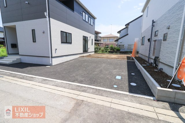 ゆったりとした駐車スペースです。実際のお車の車種とあわせて現地でご確認ください。