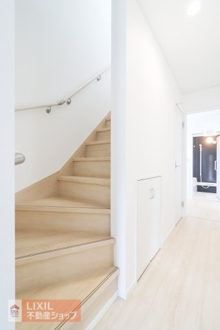 階段は手すり付き・折り返し設計。安全性の確保はもちろんのこと、住む人にとって上りやすく不便を感じない造りです。