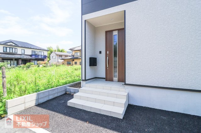すっきりと整備された綺麗な玄関まわり。周囲の街並みとも調和する、スタイリッシュな佇まいです。