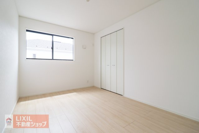 ベッドと勉強机を置いてちょうどいい広さです。各居室に収納スペースを完備しているので、収納家具を置かずにお部屋が片付き、すっきりと使えます。