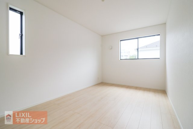 二面採光で太陽光が部屋に入りやすく、日中はとても明るいです。