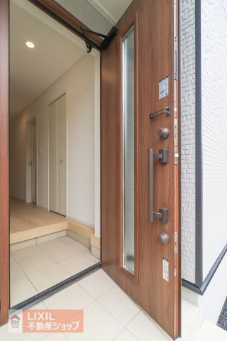 玄関ドアを二重ロックにすることで、泥棒や空き巣に玄関ドアから家の中に侵入されることを防ぐことにつながります。