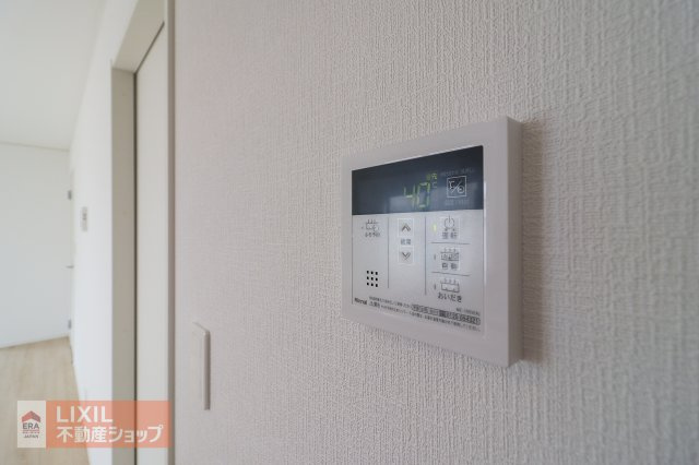 オートバスリモコンです。スイッチ1つで一定量の湯を浴槽に張ったり、保温や追い焚きをすることができるシステムが付いています。浴室以外からでも楽々操作が出来ます♪