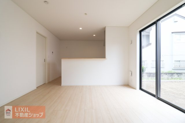 カウンター越しに『お皿持って行ってね』が言える距離感。ご家族が自然と家事を手伝いたくなる優しいレイアウトです。