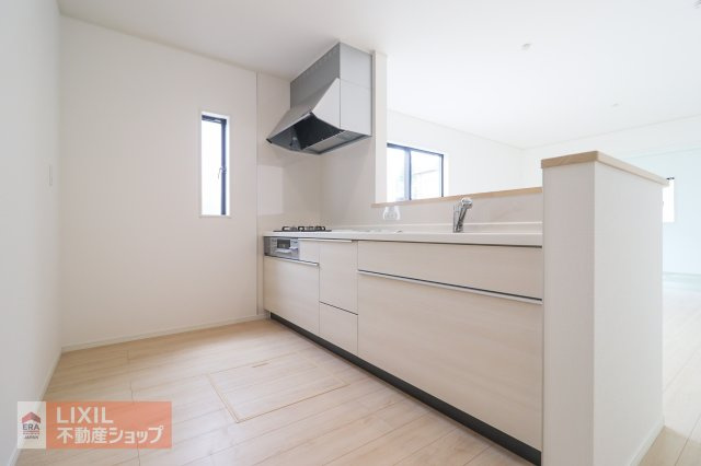 家族でのコミュニケーションがとれる対面型システムキッチンです。横一列にシンクとコンロをまとめたシンプルな形です。