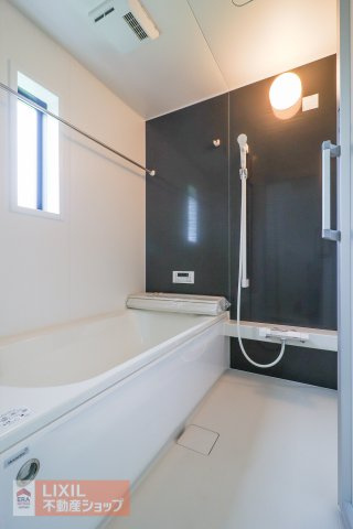 お子様と一緒に入っても狭さを感じない広々としたバスルーム。毎日のバスタイムが、家族の楽しいコミュニケーションの時間に変わります。