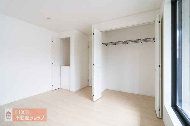 ハンガーパイプにかけられた衣類を一目で確認することができるので、探しているものが見つけやすく、必要なものもすぐに取り出すことができます。