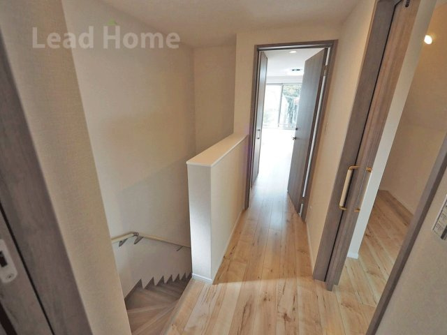 手すり付きで安全に昇降できる設計の室内階段です！各部屋へスムーズに移動できる快適な生活動線です♪