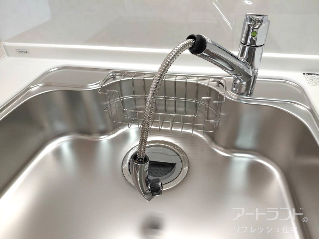 【シャワー水栓（キッチン）】洗い物時やシンク内のお手入れにも便利
