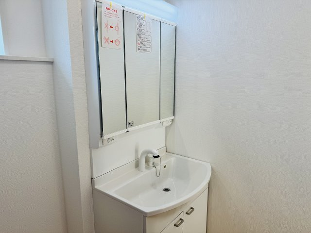 ～3面鏡付きの独立洗面台　細々している物をスッキリ収納出来ます～