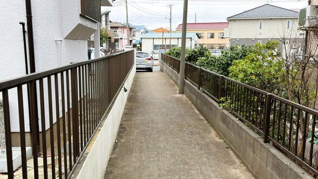 隣地との境界にはフェンスが設置されており、敷地が明確に区切られています。