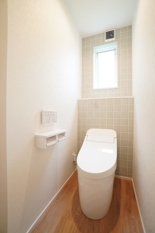 タンクレスタイプのトイレで見た目スッキリ♪清潔感もあります。※類似物件の参考画像です。