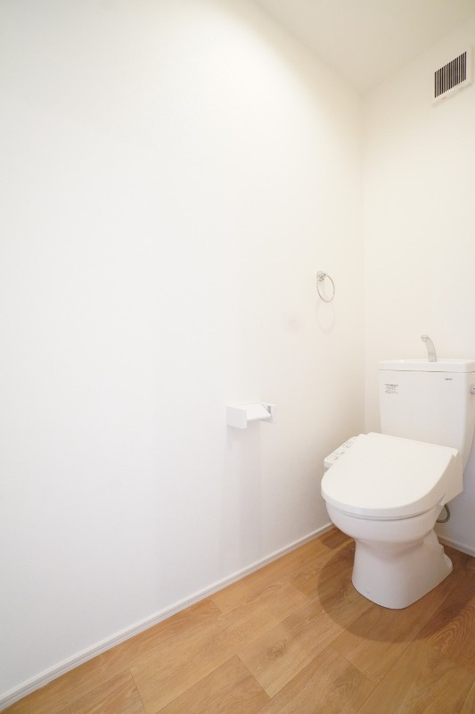 2階にもトイレ設置！朝の争奪戦も回避できます♪※類似物件の参考画像です。