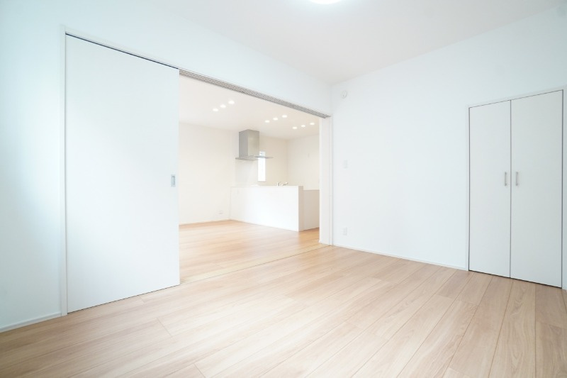 1階6帖洋室。小さなお子様を遊ばせる部屋や1階の寝室としても利用できます。※類似物件の参考画像です。